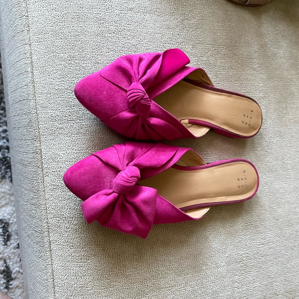Gently worn Size 11 “A new day” Magenta Bow slides